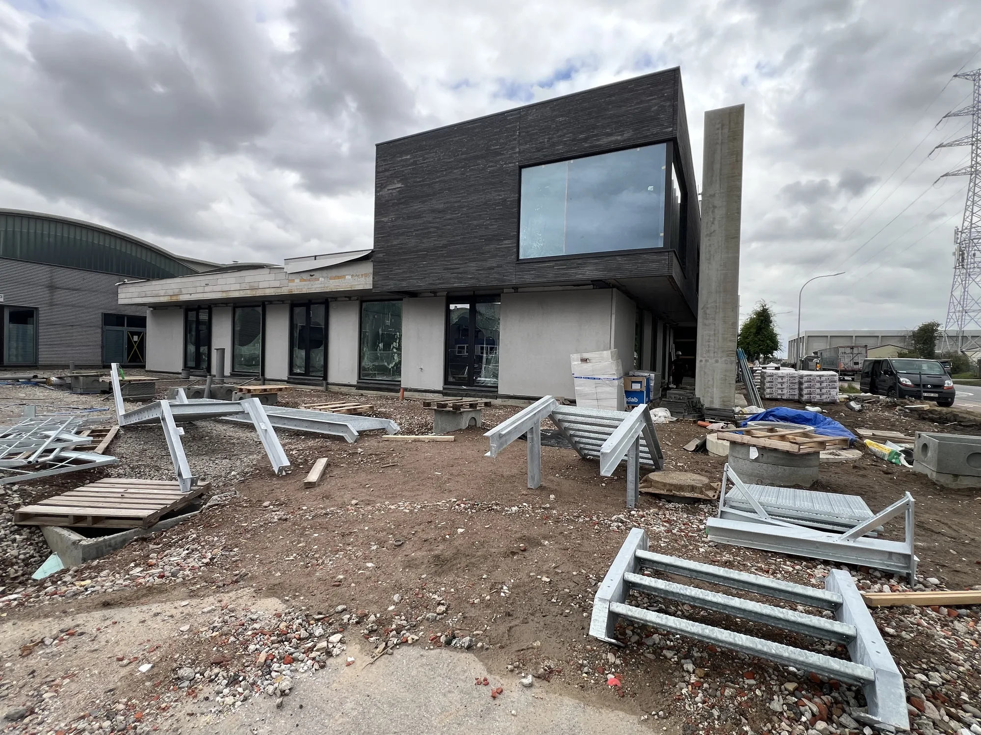 Nieuwbouw kantoren met conciërgewoning maatwerkbedrijf